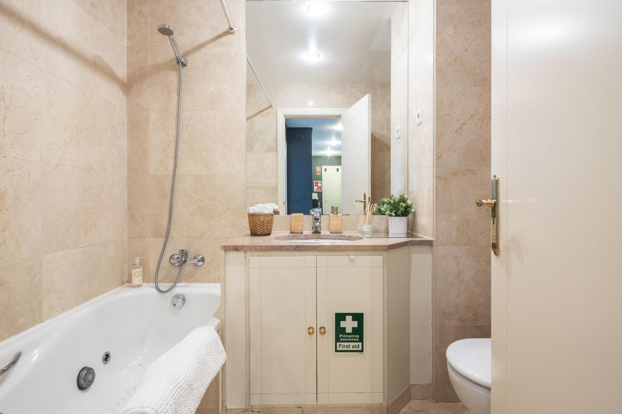 Lisbon Relax Pool Apartment - Free Parking Garage Екстер'єр фото